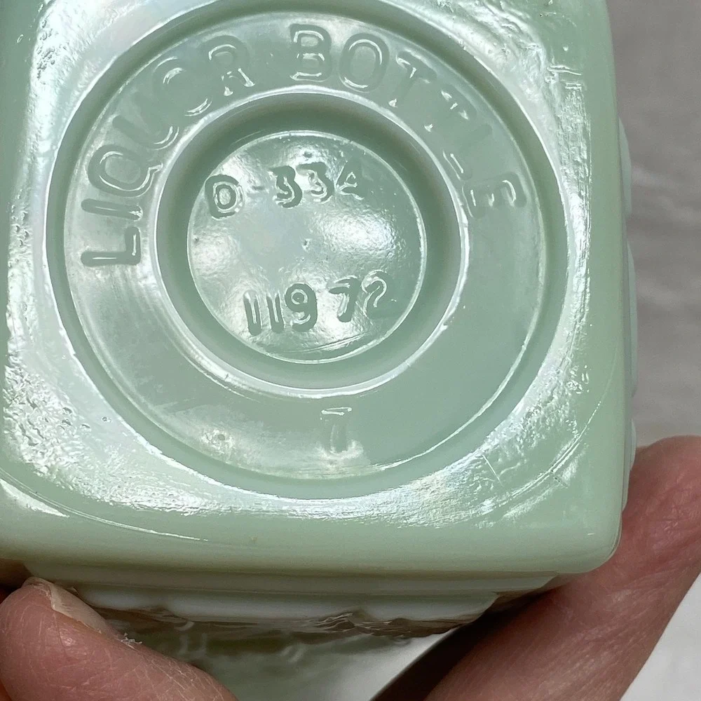 VTG 1972 Jim Beam Empty Jadeite Green Milk Glass Decanter Vase Barware Man‎ Cave